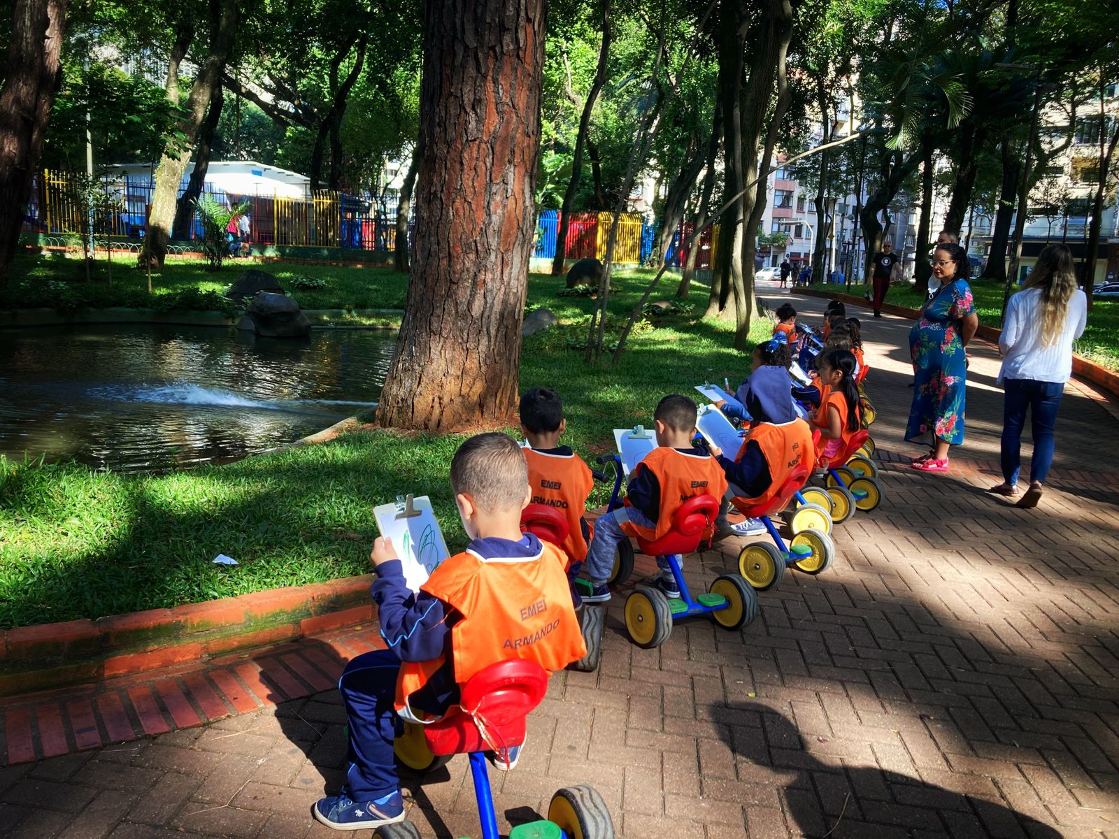 Motoca na praça”: diversas formas de aprender com o território