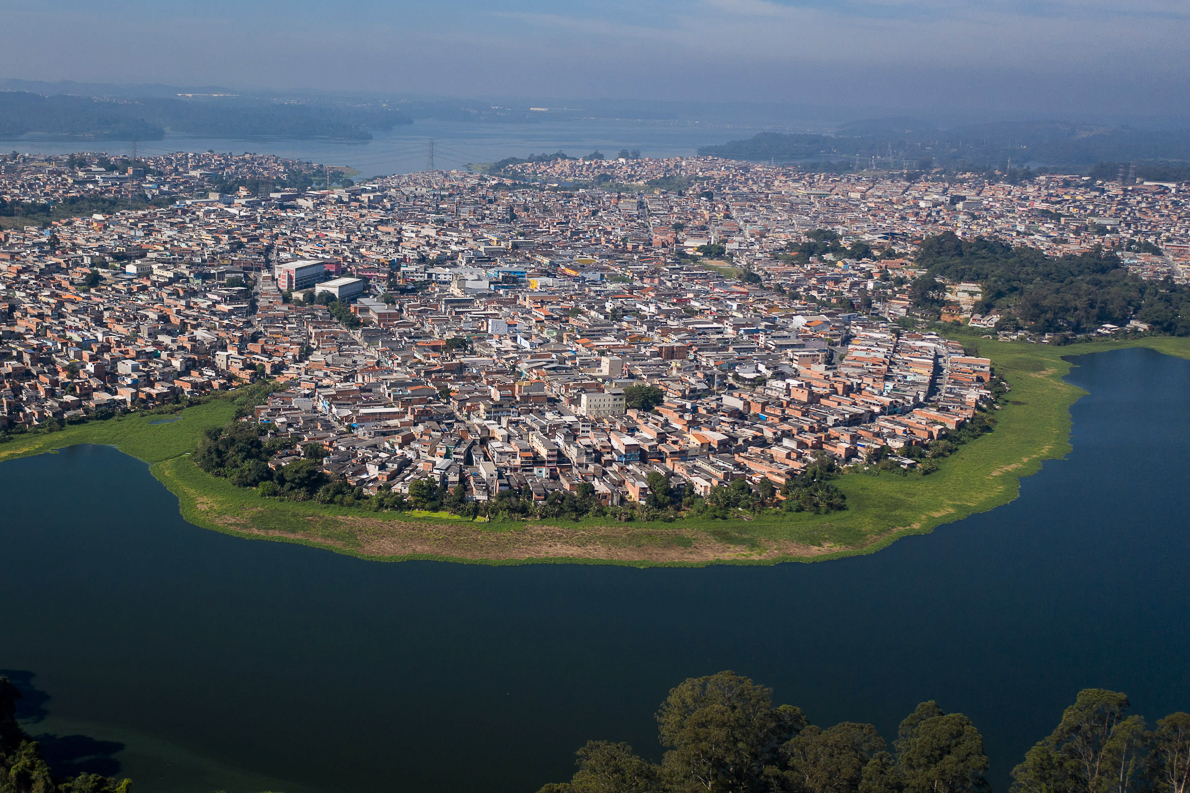 População de São Paulo abraça represa Guarapiranga em mobilização