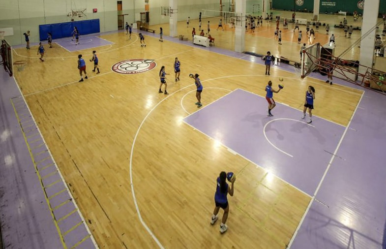 Interna da Estação da Luz.  Basketball court, Court, Basketball