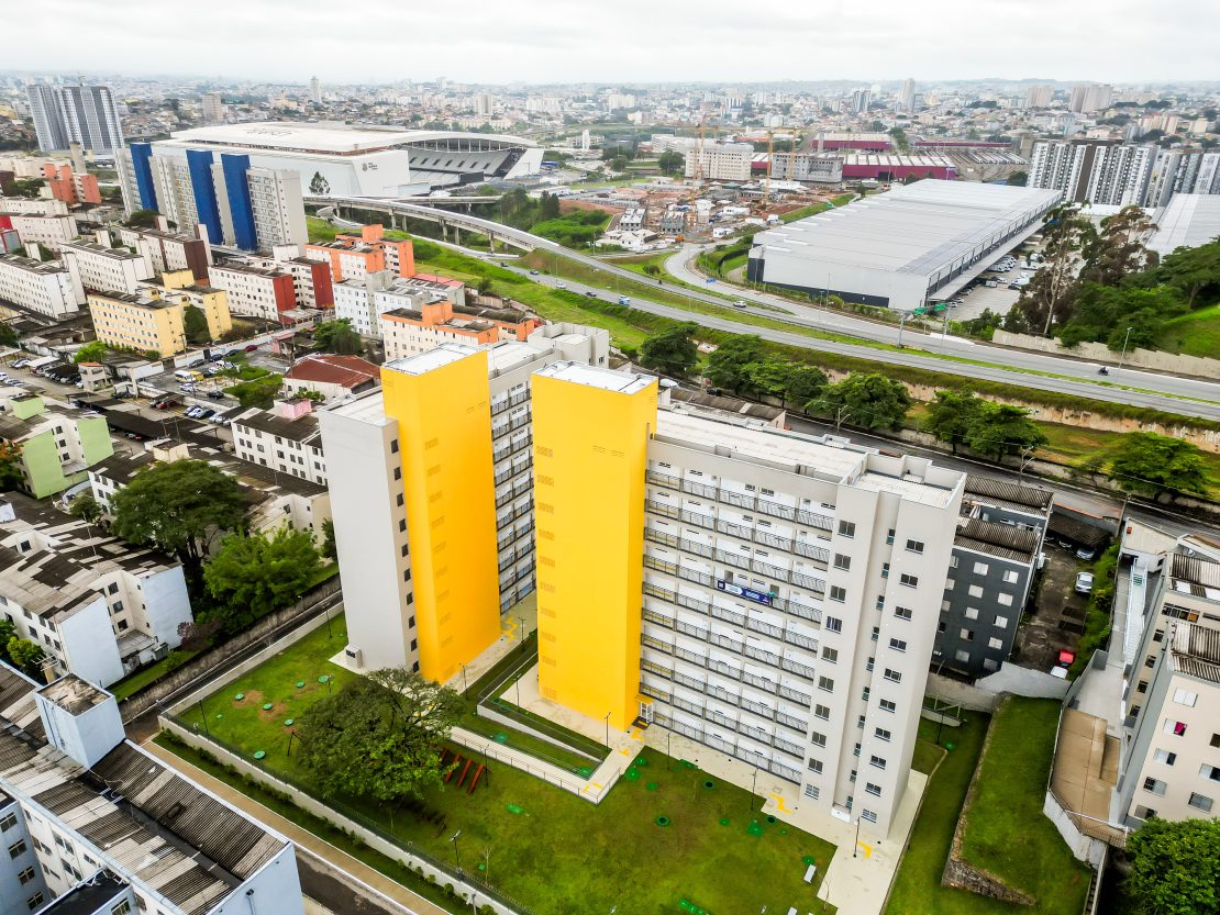 Famílias recebem moradias em novo empreendimento na Zona Leste