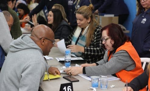 Famílias de São Mateus recebem escrituras de propriedade