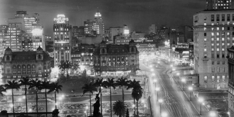 São Paulo à noite nos anos 1940. Foto: AES