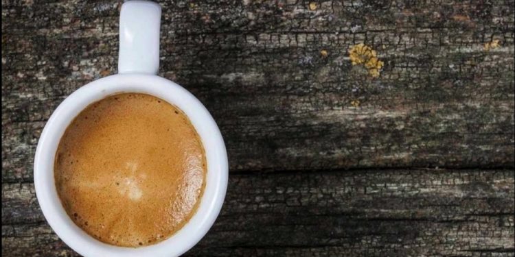 O dono de uma cafeteria em Nápoles explica que o sentido do café pendente é o de poder oferecer, na xícara, um ânimo para alguém que muitas vezes não tem nada, não tem ninguém, vive na rua. Foto: 39films.it