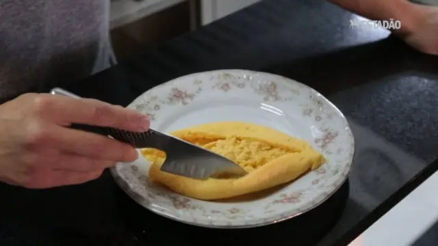 Paulo Shin, do Komah, finaliza omelete. Foto: reprodução
