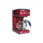 Cafeteira elétrica de jeitão retrô: faz até 12 xícaras de café por vez. Inclui filtro reutilizável e removível (R$ 500), na Camicado