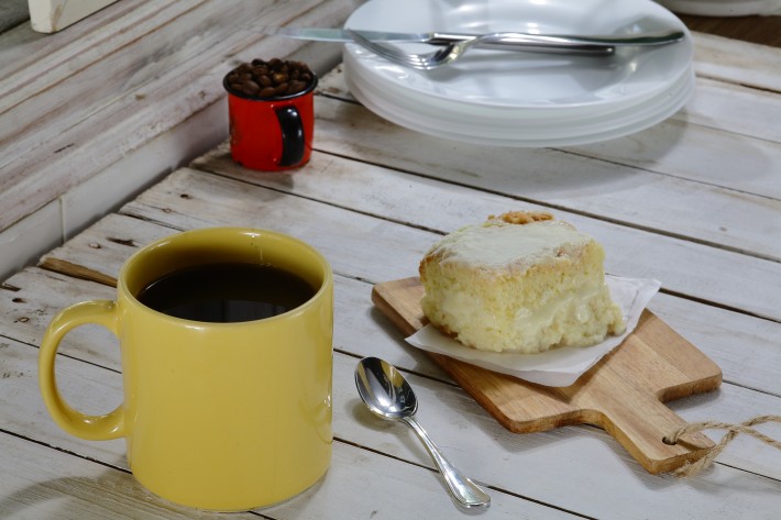 A sugestão do Béni Café (R. Lubavitch, 79, Bom Retiro, 3331-8563) é o café coado, na companhia de bolo de leite Ninho (R$ 17; foto de Paulo Bau)