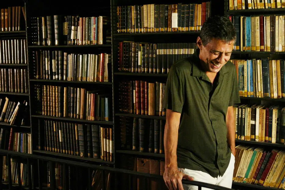 Chico Buarque entre livros em 2005. Foto: João Wainer/Divulgação