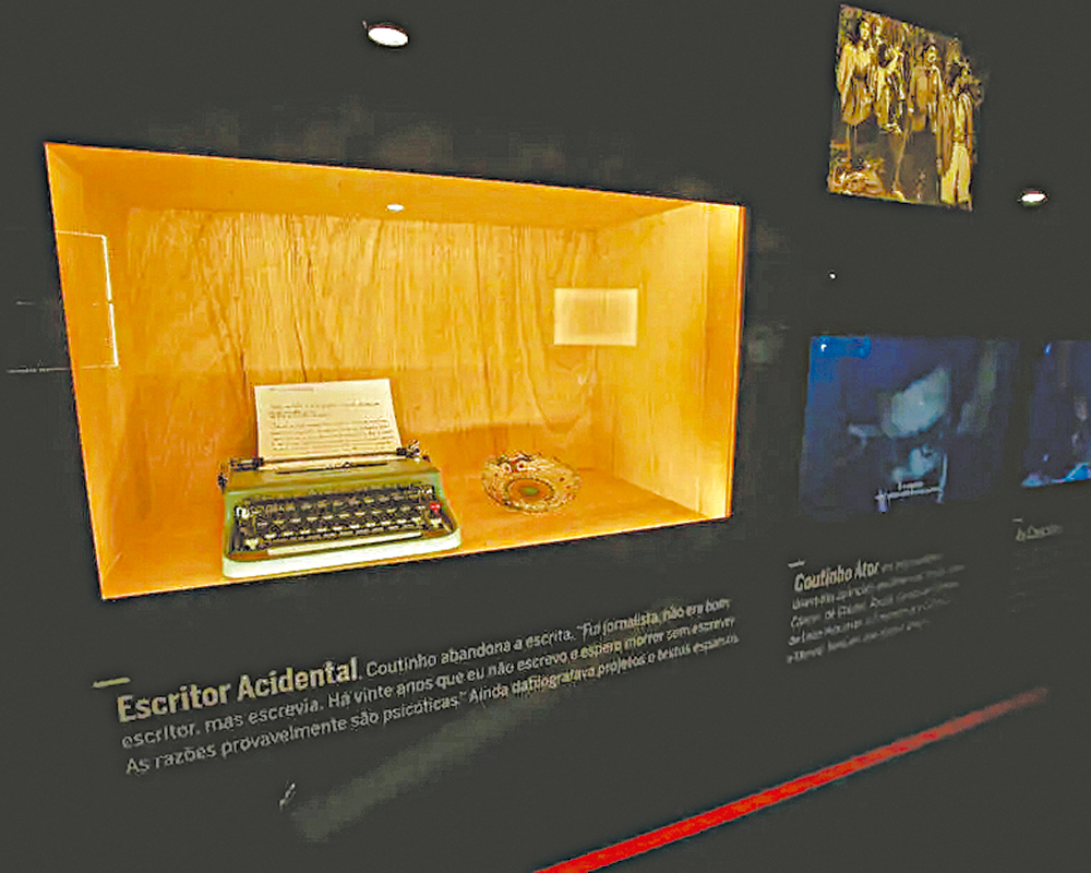 O cinzeiro e a máquina de escrever de Eduardo Coutinho. Foto: Felipe Rau/Estadão