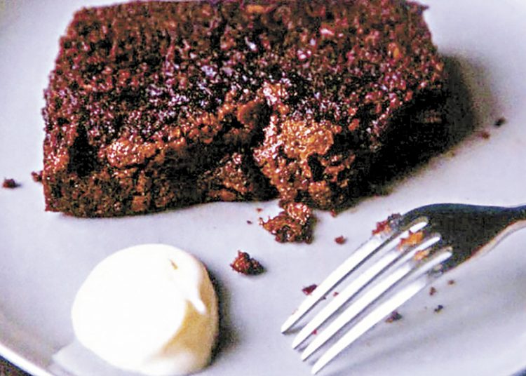Bolo de chocolate da Nigella: meio brownie, meio pudim. Foto: Reprodução