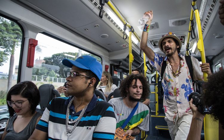 "Podia estar matando, podia estar roubando, mas estou aqui distribuindo poesias." Esse costuma ser um bom começo para os saraus-surpresa dentro dos ônibus em São Paulo. Foto: Renata Armelin