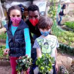 O professor Wagner Ramalho em atividade com crianças no projeto Prato Verde Sustentável. Foto: divulgação