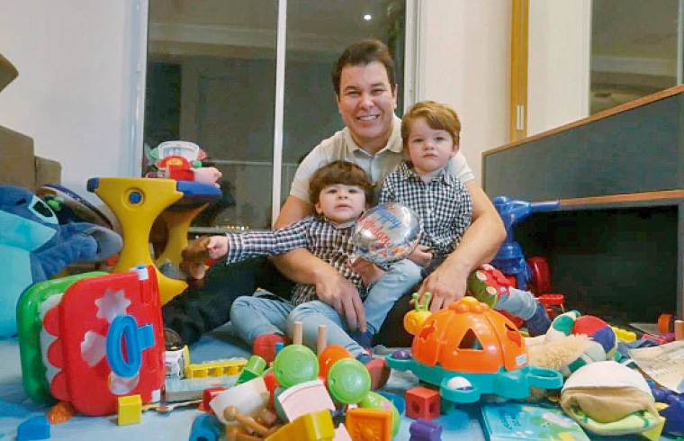 Everton Lopes, executivo da Siemens, na foto com os filhos Theo e Thomás. Foto: Alex Silva/Estadão