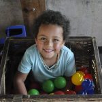 Este é Raone. Ele tem 5 anos, é filho de Amanda e Francisco e recebe de seus pais uma criação inclusiva, sustentada pelo diálogo e que acolhe a diversidade. Foto: arquivo pessoal