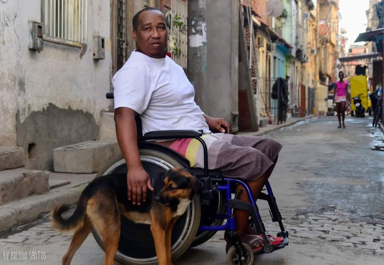 Bira Carvalho (1970-2021), o fotógrafo do cotidiano das favelas. Foto: Brenno Santos/Divulgação