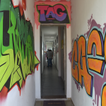 Studio TAG: o espaço de tatuagem, oficinas e exposições, no Telégrafo, procura valorizar a identidade periférica e tem uma galeria de grafiteiros. Foto: Eloiza Barbosa/Expresso na Perifa
