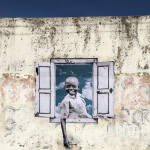 Tá pronto o lambe-lambe do artista Glayson Borges em Maceió (AL). O menino sorri de frente para o mar Foto: divulgação/A Coisa Ficou Preta