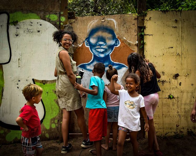 Mota com as crianças no trabalho de arte educadora. 'Mais África nas escolas'. Foto: divulgação