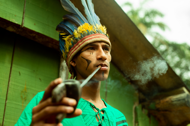 “Todo indígena tem uma conexão forte com a música, porque cada história e cada conto que o líder espiritual fala envolve música. O guarani, que é o meu povo, sempre canta na casa de reza”, explica Owera. Foto: Igor de Paula