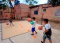 Cenas escolinha de basquete no quintal da casa de Mattheus Gama, educador social engajado no esporte. Fotos: divulgação