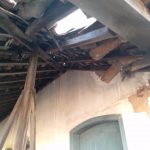Escorada em vigas improvisadas de madeira, a casa pode cair. Foto: Associação dos Amigos do Capão do Bispo