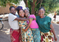 Rebecca Aletheia e mulheres em África. Foto: arquivo pessoal