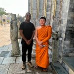 Robson Jesus ao lado de um budista, na Tailândia. Foto: divulgação