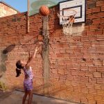 Cenas escolinha de basquete no quintal da casa de Mattheus Gama, educador social engajado no esporte. Fotos: divulgação