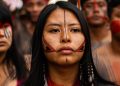 Jovem indígena participa do Acampamento Terra Livre em Brasília (2022). Foto: Fernanda Pierucci/Expresso na Perifa