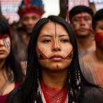Jovem indígena participa do Acampamento Terra Livre em Brasília (2022). Foto: Fernanda Pierucci/Expresso na Perifa