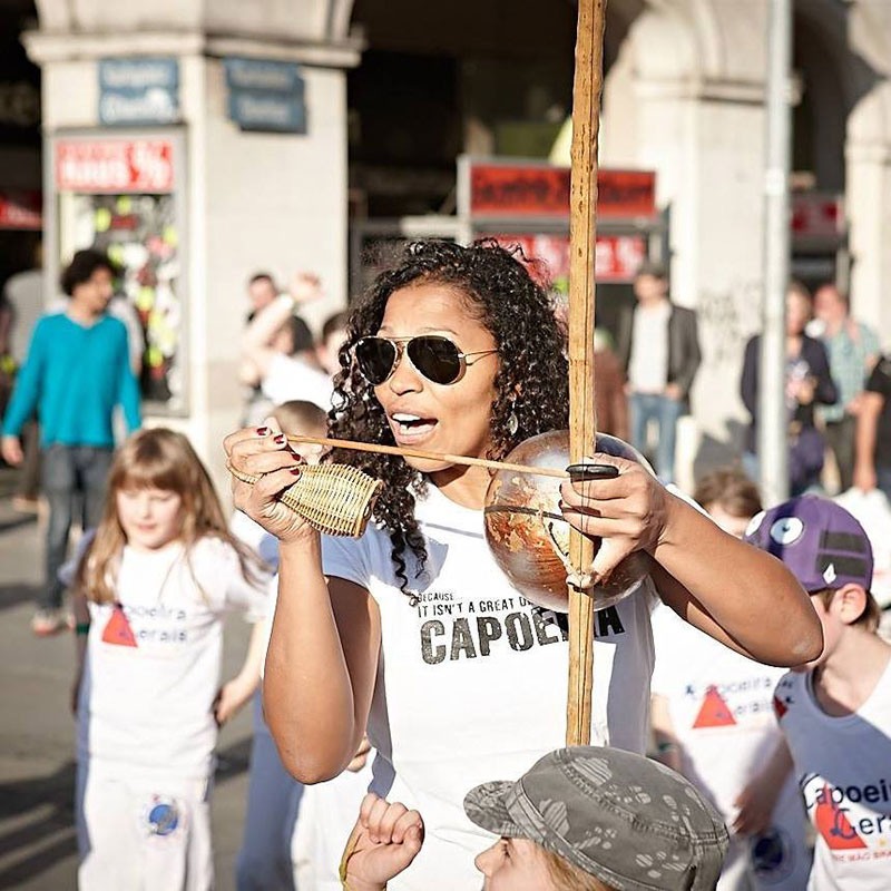 Pesquisadora investiga a história de mulheres na capoeira