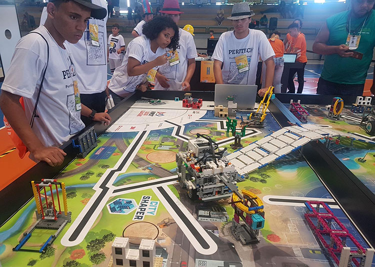 Integrantes do Peritech da Maré participam de torneio de robôs. Foto: Divulgação