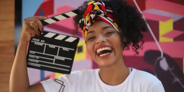 A cineasta e atriz Joyce Cursino nos bastidores da série 'Pretas'. Foto: Roberta Brandão