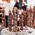 Espetinhos de morango com chocolate, da Festa Junina no Memorial. Foto: Tafa Guirro/Shine Eventos