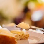 Manteiga é o par perfeito do pãozinho da manhã e o ingrediente 'secreto' dos cozinheiros franceses. Foto: Unplash