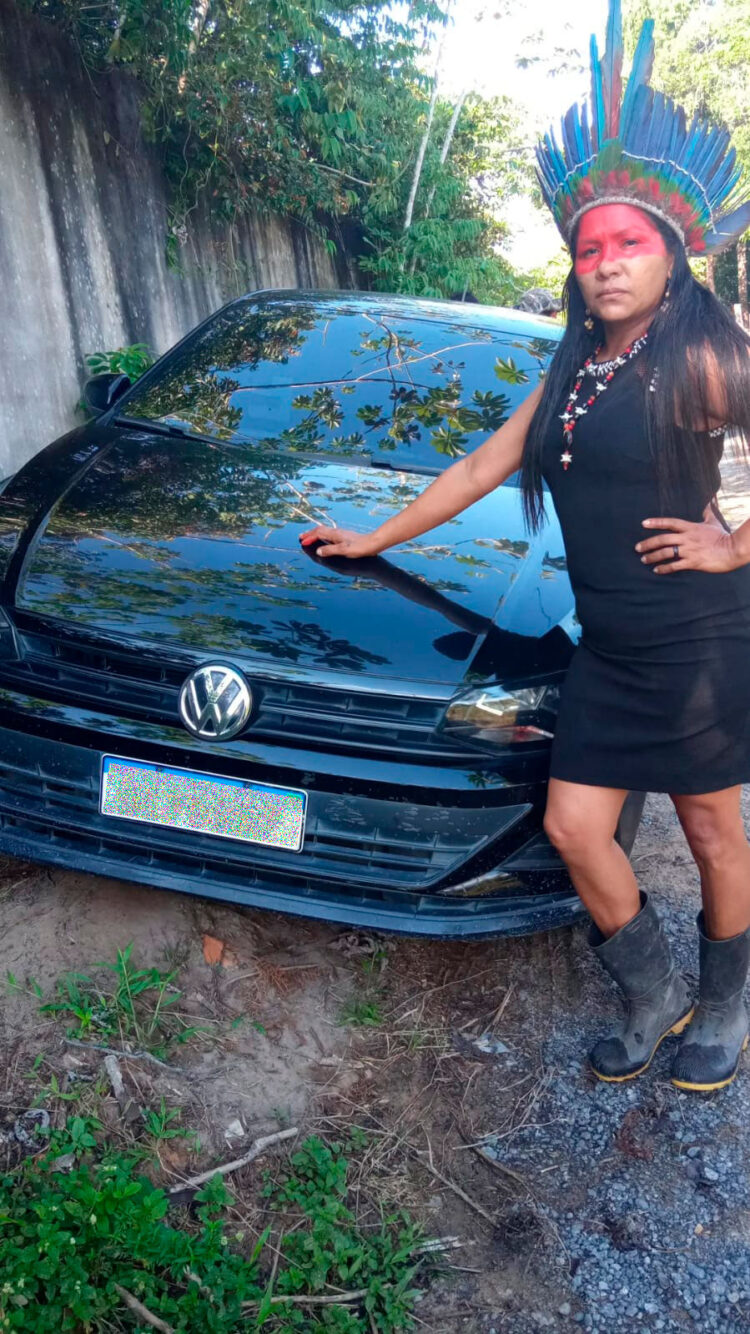 Foto mostra a indígena Maria Teresa Moraes ao lado de seu carro, com a mão no capô. A foto é de arquivo pessoal