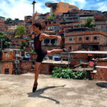Bailarino em favela do Rio de Janeiro. Foto: Josiane Santana/Favelagrafia/Divulgação