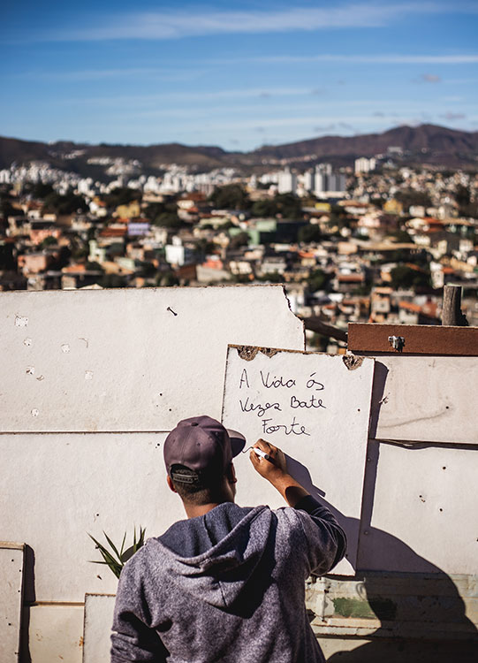 Dereck Carvalho: espalhando poesia pela cidade. Foto: divulgação