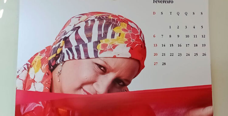 A paciente Joana D`Arc Moreira no calendário do Grupo Técnico de Humanização do Pérola Byington. FOTO: DIVULGAÇÃO/PÉROLA BYINGTON