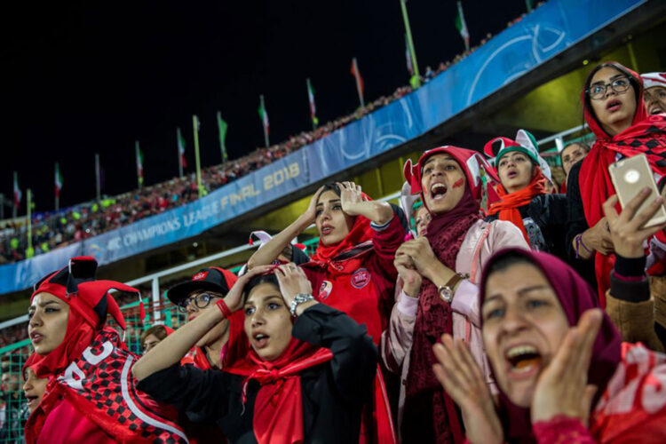 Mulheres acompanham a partida da Copa da Liga dos Campeões da AFC entre os times Persepolis, do Irã, e Kashima Antlers, do Japão, em uma seção segregada de uma arquibancada no Estádio Azadi, no Teerã, Irã, em 10 de novembro de 2018