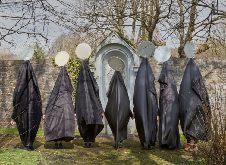 Na cidade de Limerick (Irlanda),  figuras gigantes, que representam o tratamento hostil dado às mulheres, esperam para desfilar em apelo silencioso aos moradores para que mudem a lei contra o aborto. A artista Alice Maher colocou discos como espelhos em suas cabeças 'para refletir de volta à sociedade irlandesa sua própria hipocrisia flagrante'. FOTO: © OLIVIA HARRIS/DIVULGAÇÃO/EXPOSIÇÃO RESILIÊNCIA 
